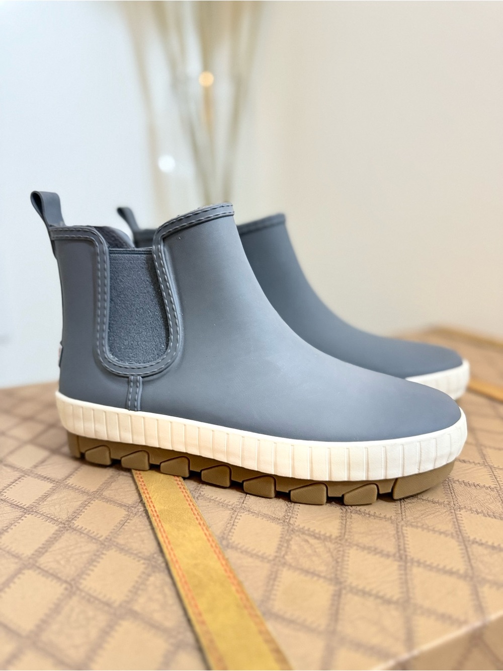 🌾 Sperry Drizzle Chelsea Rain Boot Gray & White US 7.5 M